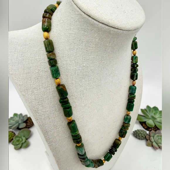 Mineral Grade Emerald Nugget Bead Necklace GoldTone Spacers Toggle Clasp 18” 53g - Picture 4 of 17